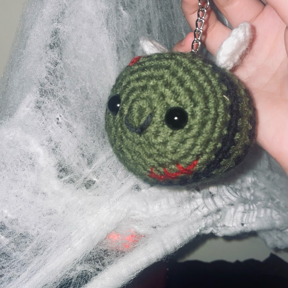 Spooky crochet ZOM-BEE with red stitches👻🧟‍♀️🎃🎃🍁🧙‍♀️✨